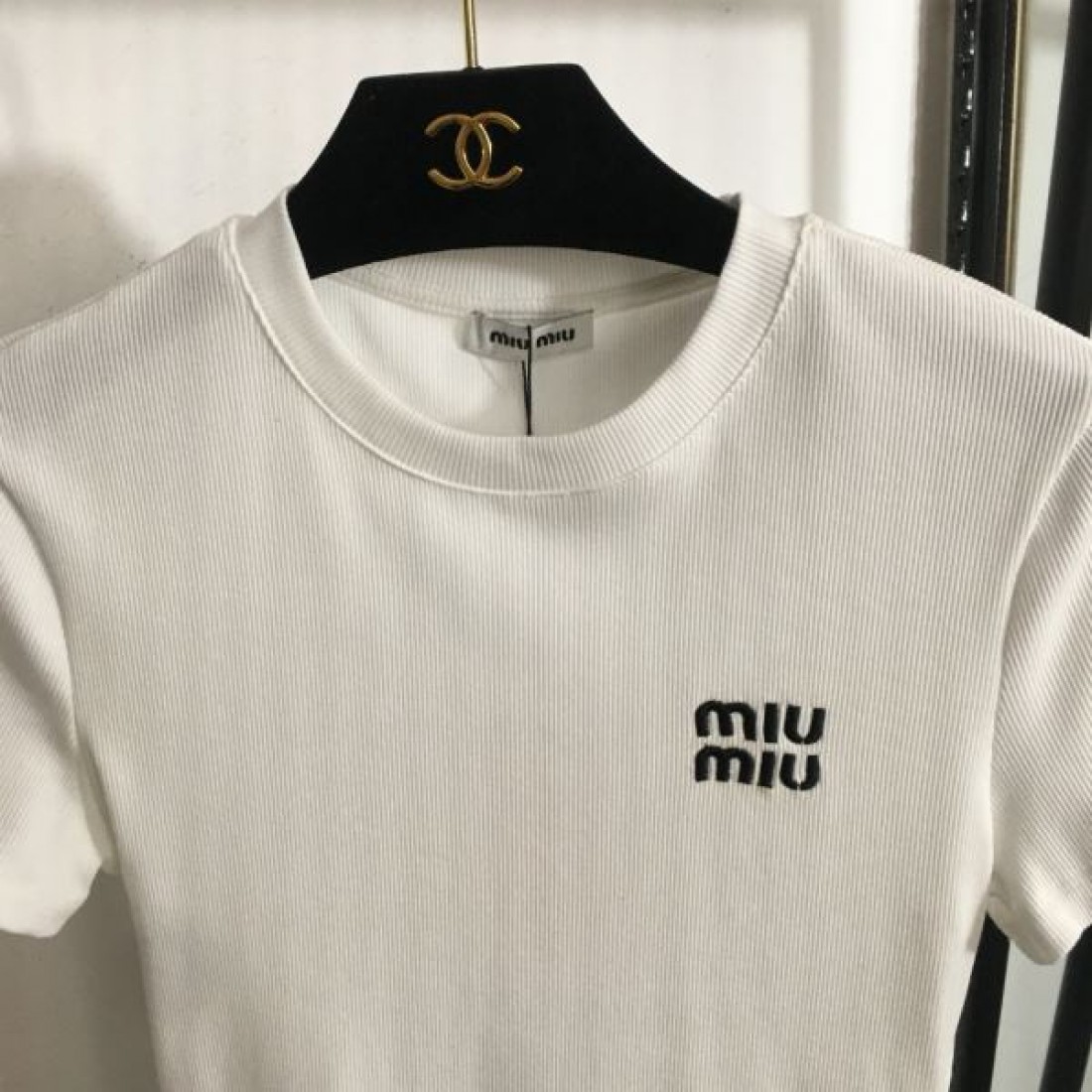 華やかでフェミニンな印象を演出する MIU MIU ミュウミュウ コピー 半袖Tシャツ 