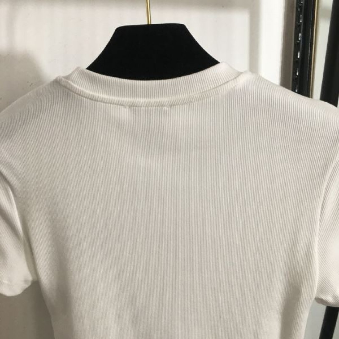 華やかでフェミニンな印象を演出する MIU MIU ミュウミュウ コピー 半袖Tシャツ 