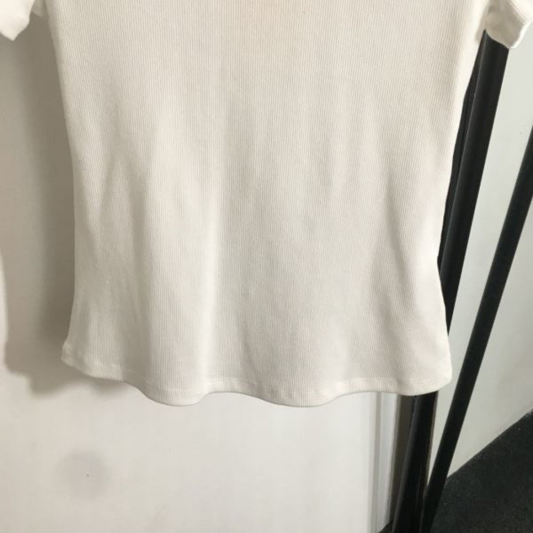 華やかでフェミニンな印象を演出する MIU MIU ミュウミュウ コピー 半袖Tシャツ 