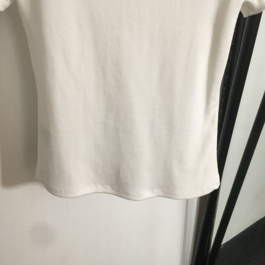 華やかでフェミニンな印象を演出する MIU MIU ミュウミュウ コピー 半袖Tシャツ 