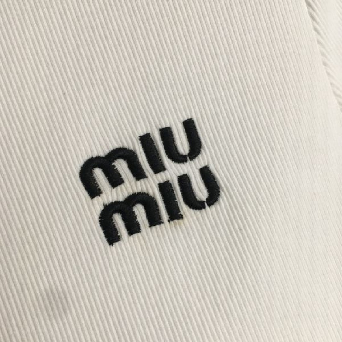 華やかでフェミニンな印象を演出する MIU MIU ミュウミュウ コピー 半袖Tシャツ 