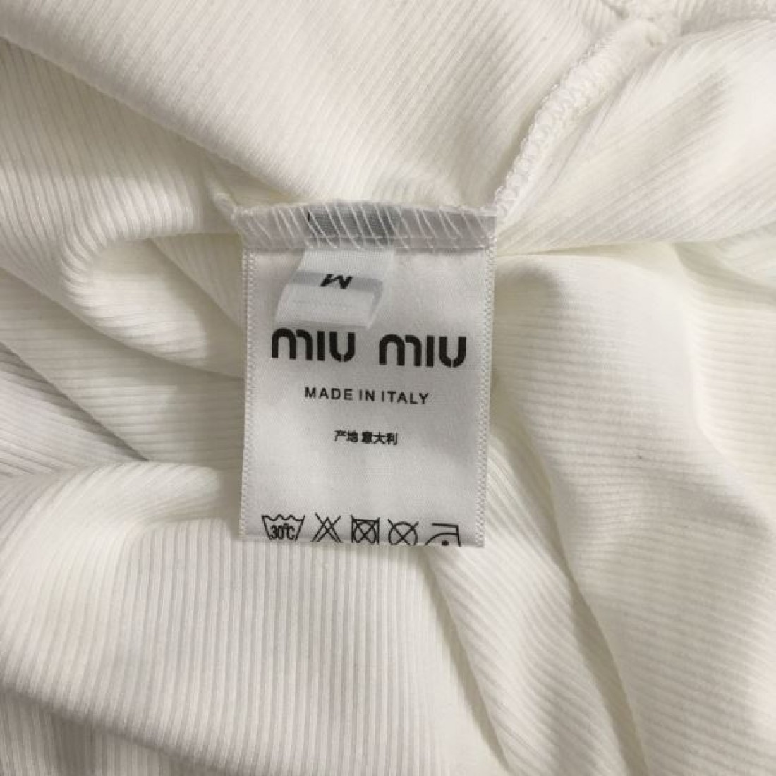 華やかでフェミニンな印象を演出する MIU MIU ミュウミュウ コピー 半袖Tシャツ 
