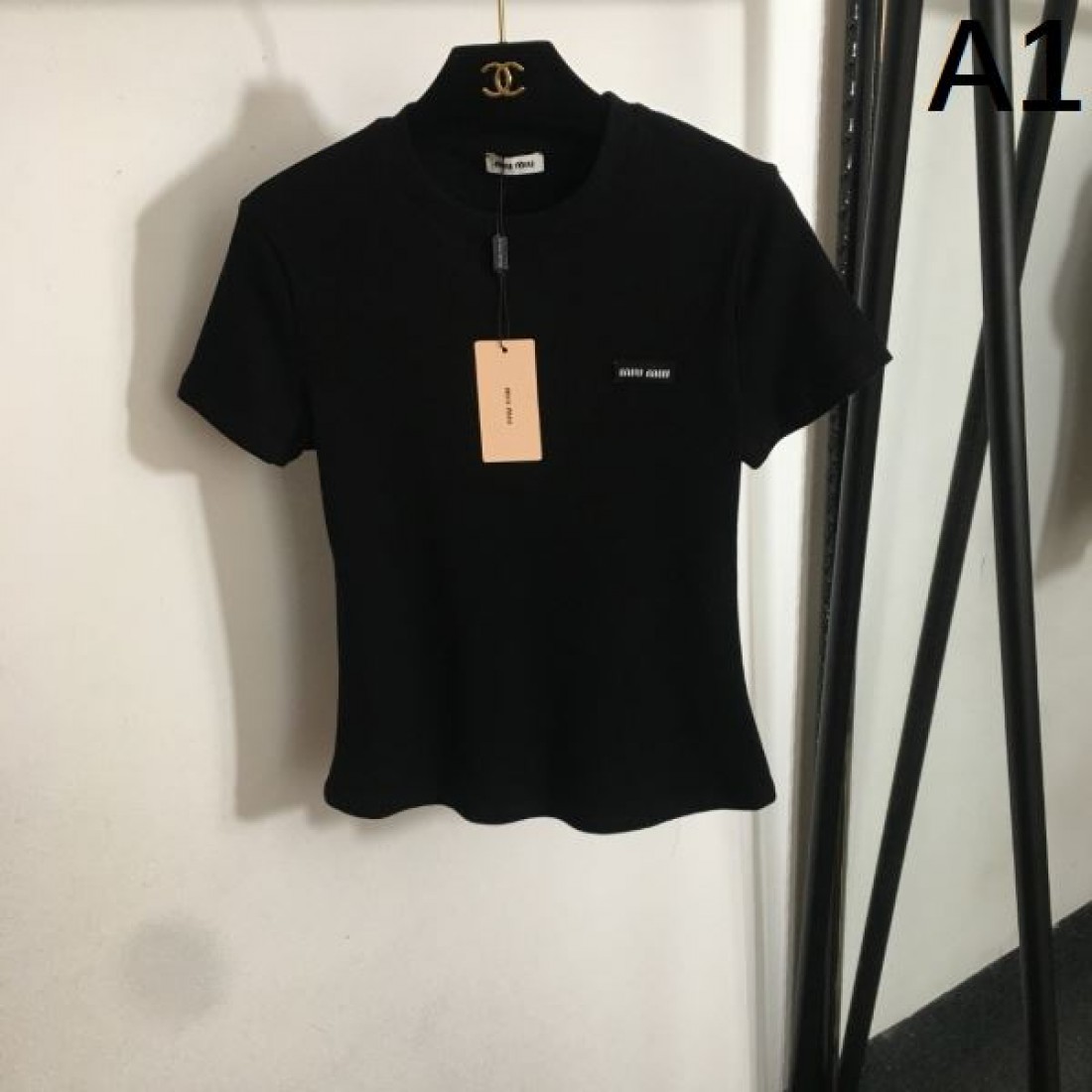 ミュウミュウ コピー 半袖Tシャツ MIU MIU 優美なシルエットが魅力