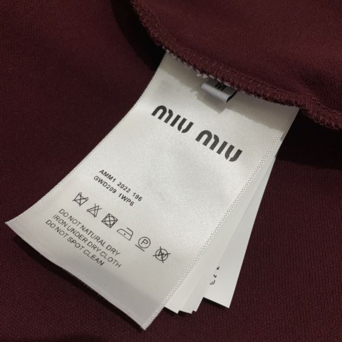 MIU MIU コピー 半袖Tシャツ ミュウミュウらしい 繊細で柔らかなニュアンス