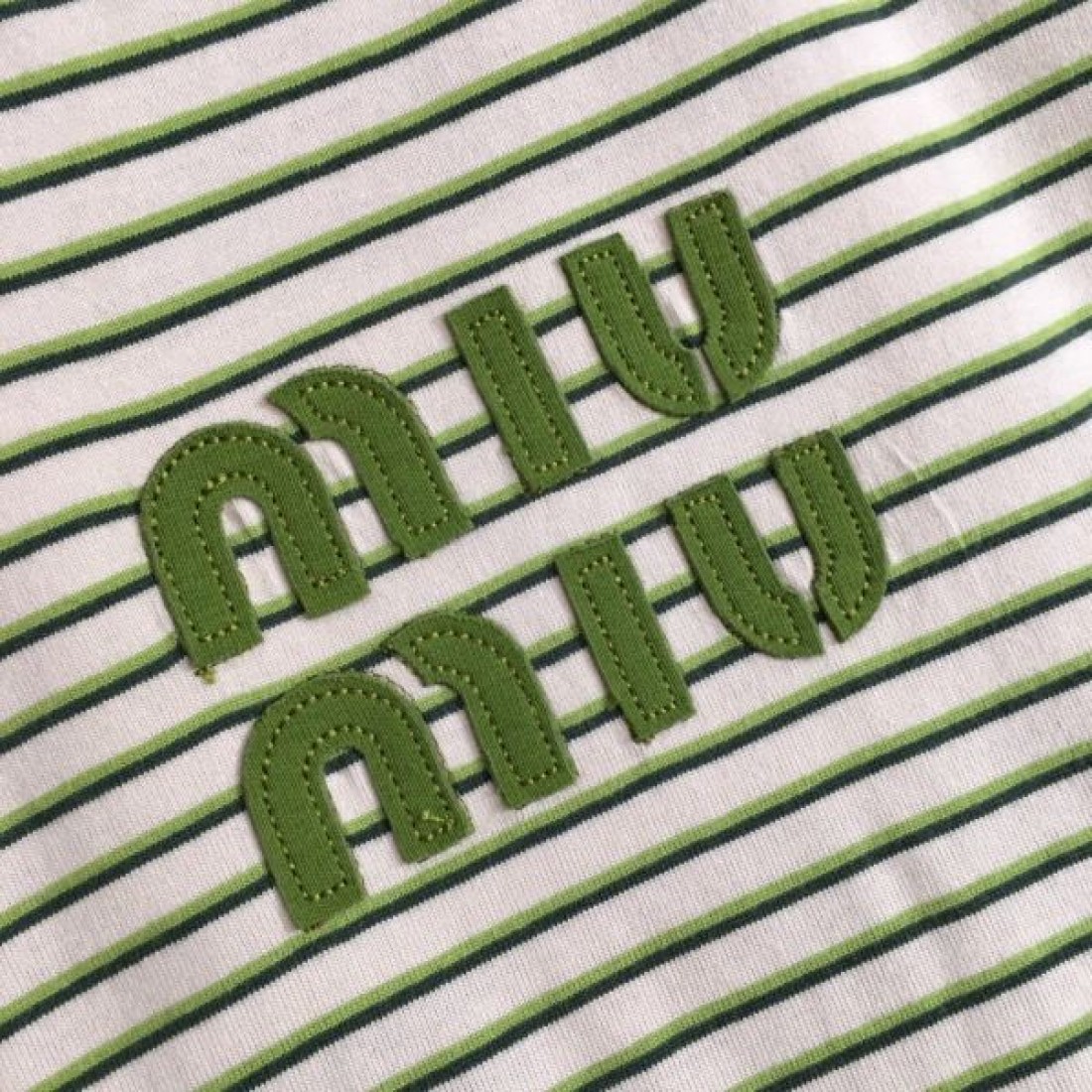 圧倒的人気を誇る MIU MIU ミュウミュウ コピー 半袖Tシャツ トレンドを先取り