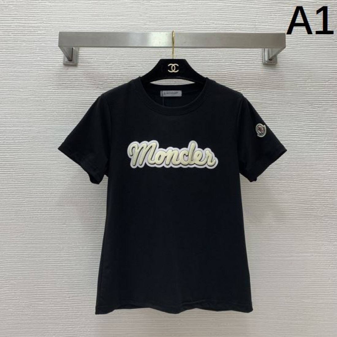 爽やかで知的な雰囲気をまとった モンクレール コピー 半袖Tシャツ MONCLER
