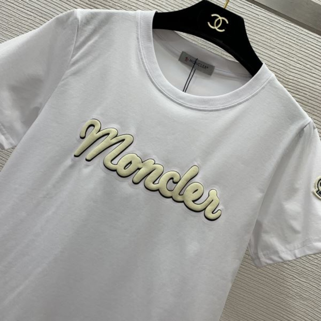 爽やかで知的な雰囲気をまとった モンクレール コピー 半袖Tシャツ MONCLER