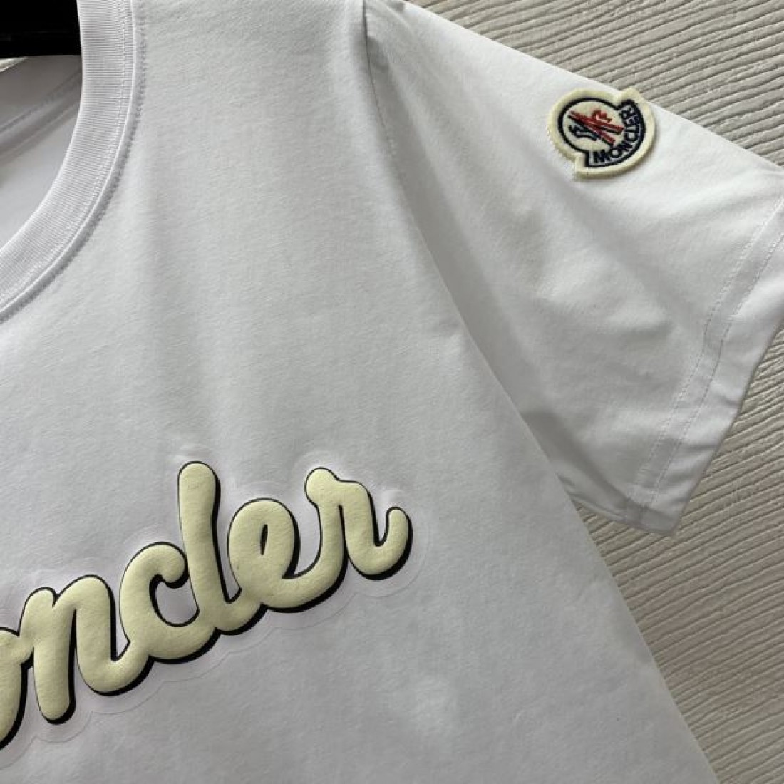 爽やかで知的な雰囲気をまとった モンクレール コピー 半袖Tシャツ MONCLER
