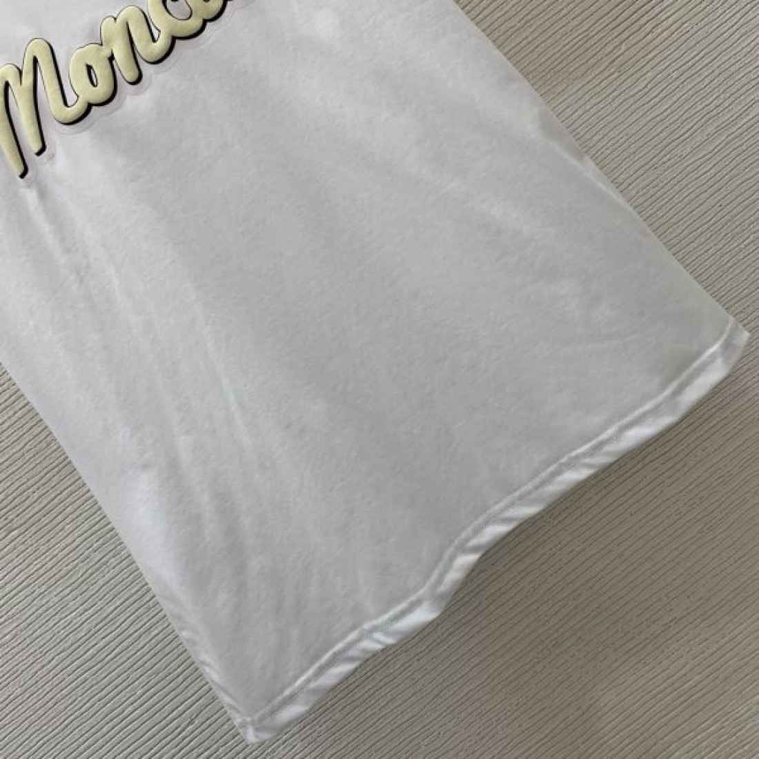爽やかで知的な雰囲気をまとった モンクレール コピー 半袖Tシャツ MONCLER