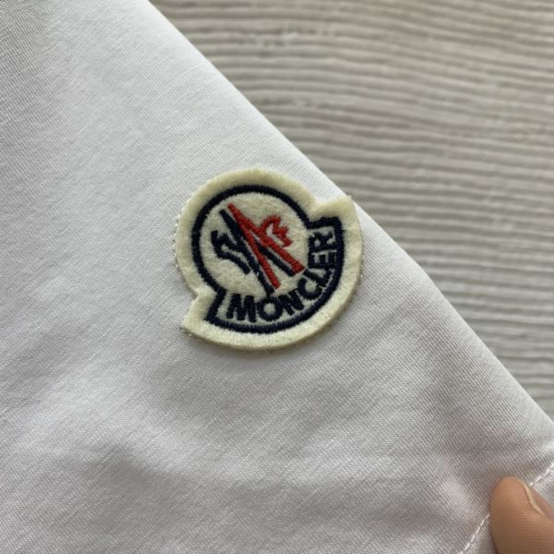 爽やかで知的な雰囲気をまとった モンクレール コピー 半袖Tシャツ MONCLER