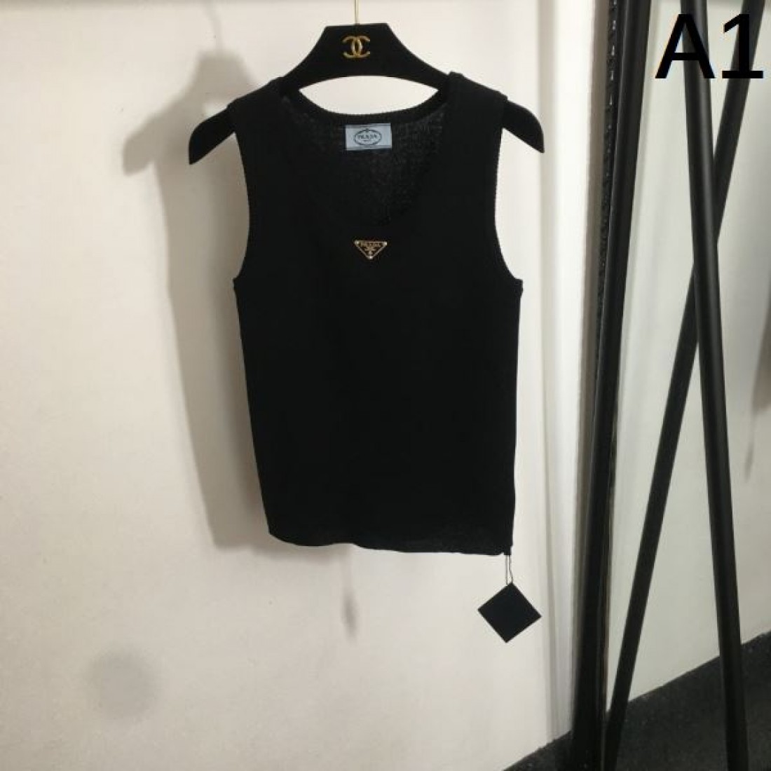 ナチュラルな温もりと構築美を感じる PRADA プラダ コピー ニットベスト