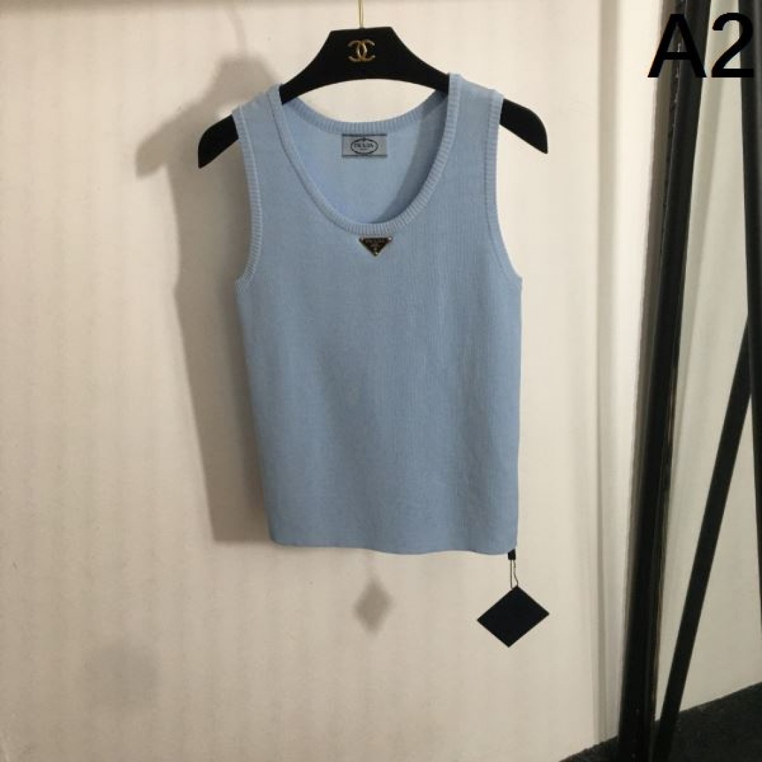 ナチュラルな温もりと構築美を感じる PRADA プラダ コピー ニットベスト