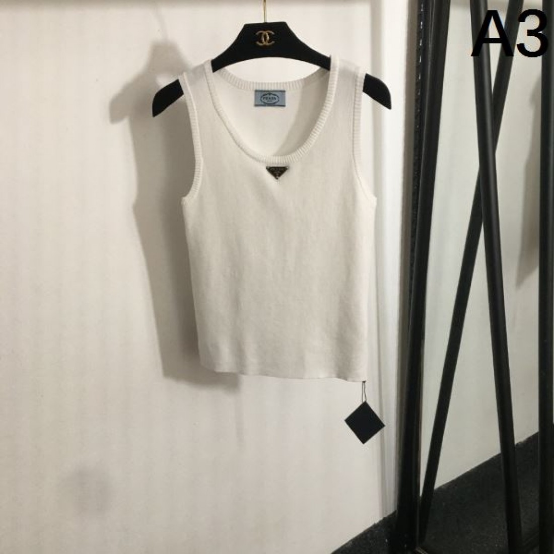 ナチュラルな温もりと構築美を感じる PRADA プラダ コピー ニットベスト