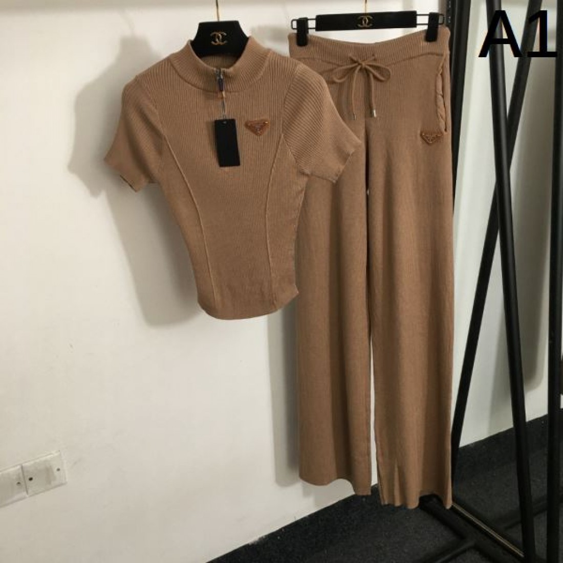 洗練された存在感が光る PRADA プラダ コピー 上下セット モダン
