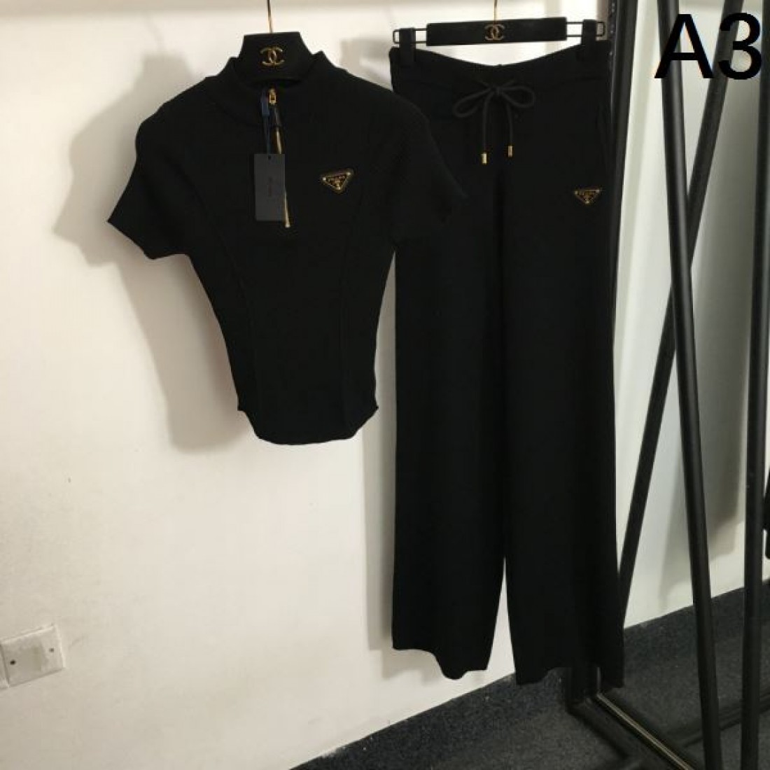 洗練された存在感が光る PRADA プラダ コピー 上下セット モダン