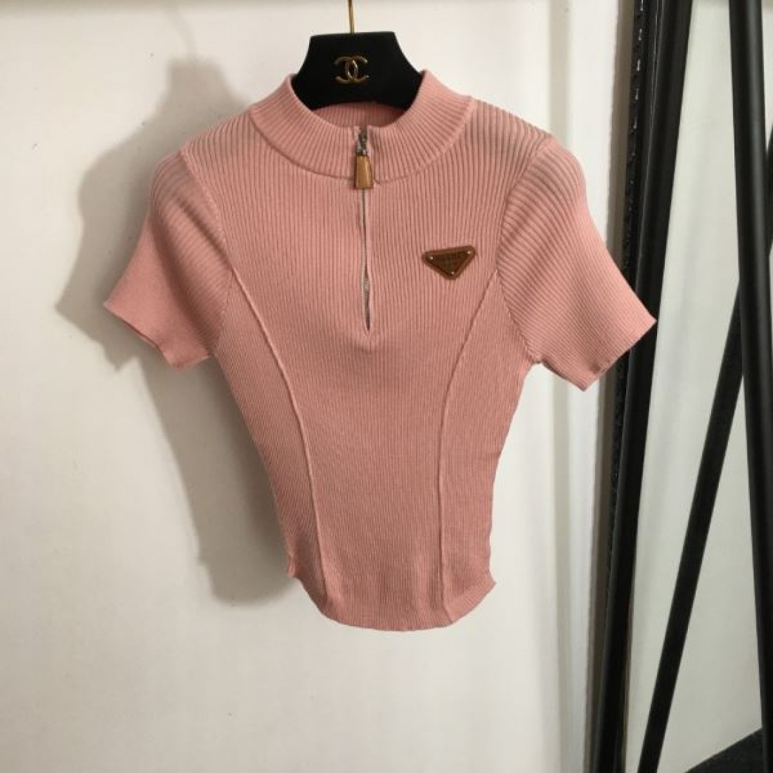 洗練された存在感が光る PRADA プラダ コピー 上下セット モダン