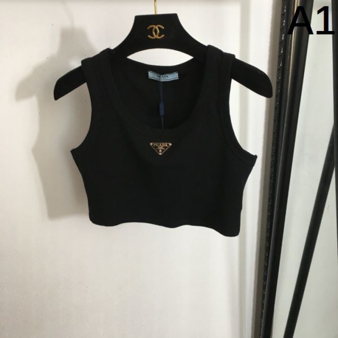 PRADA プラダ コピー チョッキ 無駄のないシルエットとスマートな