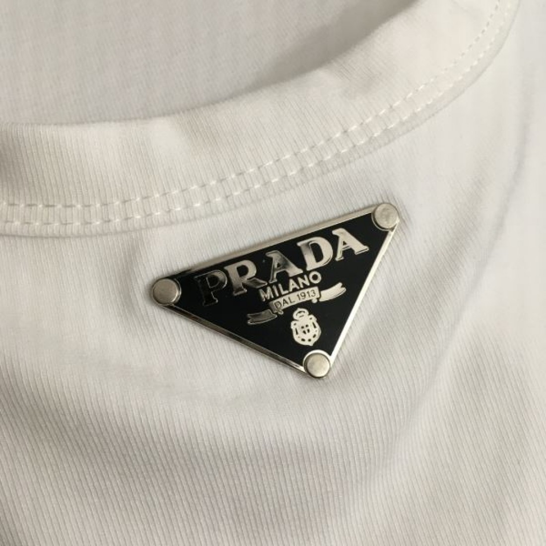 PRADA プラダ コピー チョッキ 無駄のないシルエットとスマートな