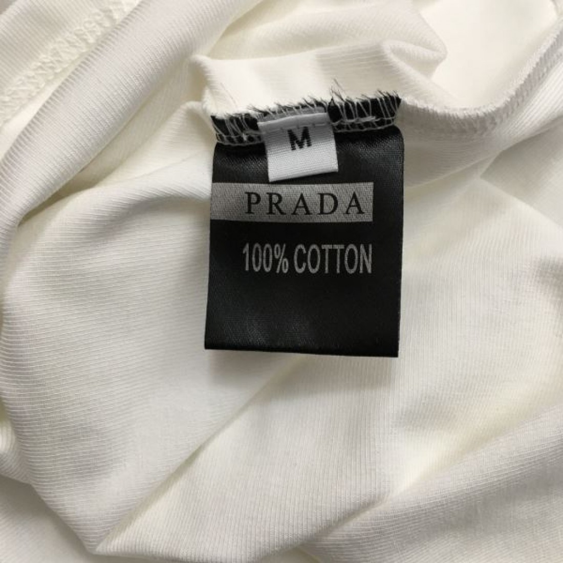 PRADA プラダ コピー チョッキ 無駄のないシルエットとスマートな