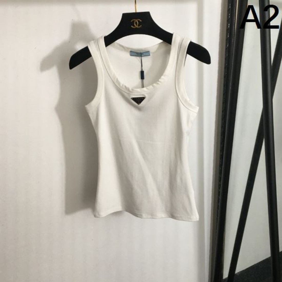 上質で柔らかな質感が魅力の チョッキ PRADA プラダ コピー ミニマル
