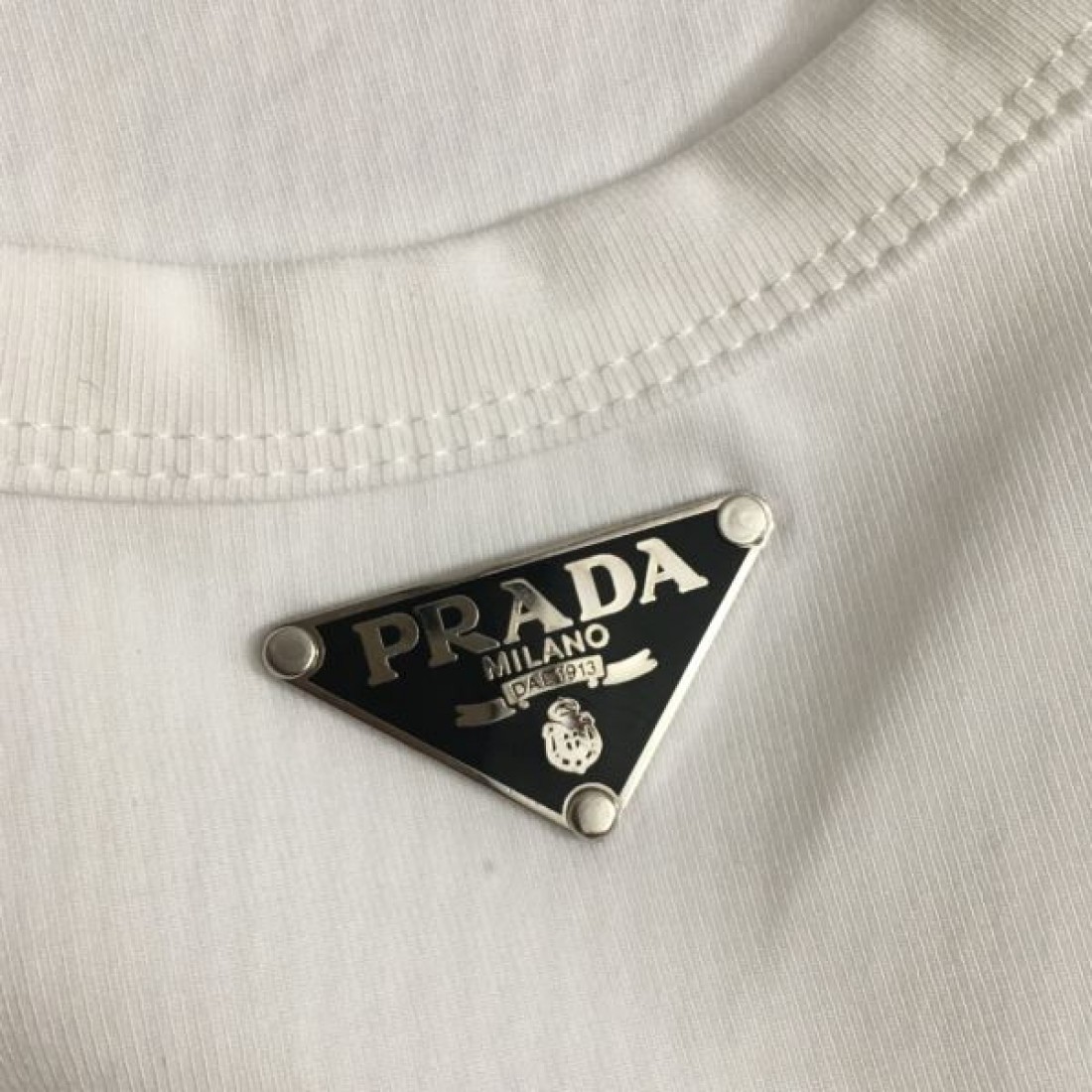 上質で柔らかな質感が魅力の チョッキ PRADA プラダ コピー ミニマル