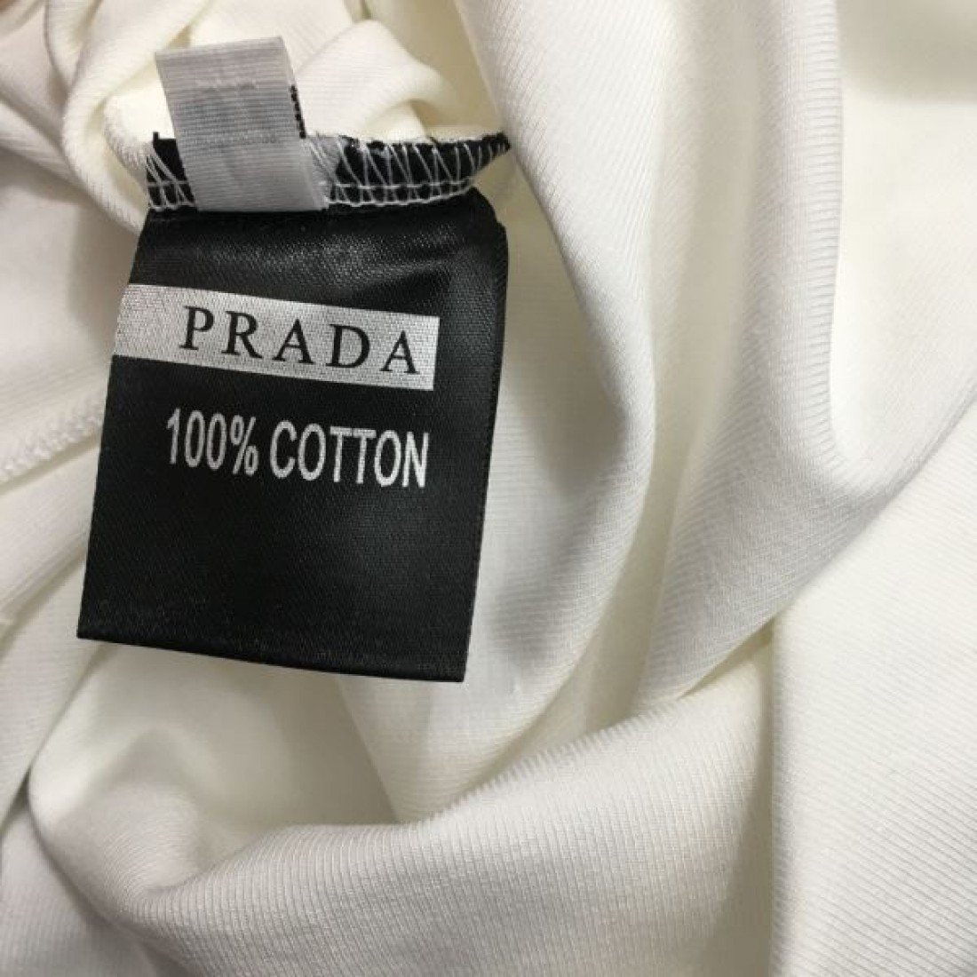 上質で柔らかな質感が魅力の チョッキ PRADA プラダ コピー ミニマル