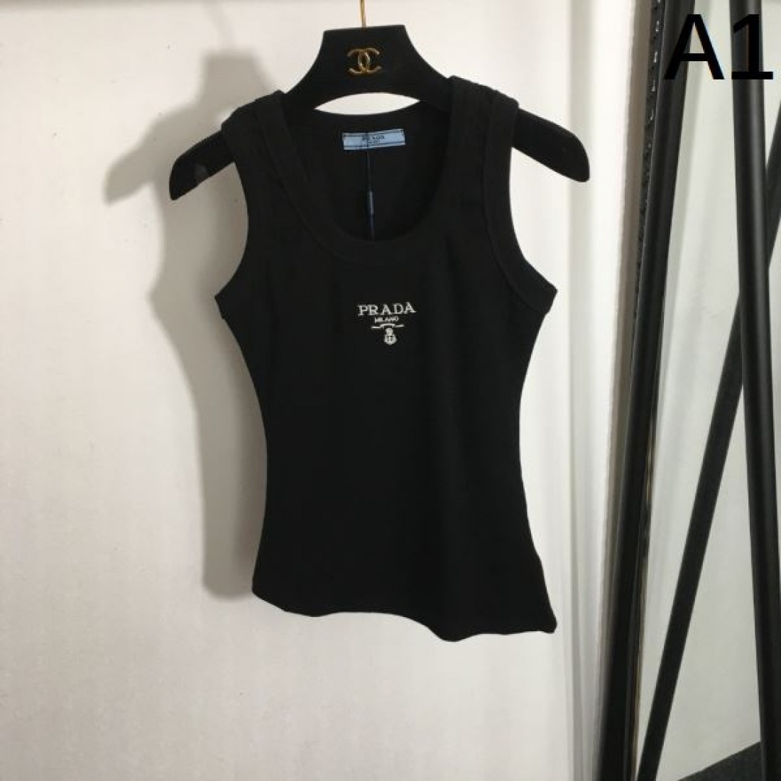 シンプルで軽快な印象の プラダ コピー チョッキ PRADA 大人カジュアル
