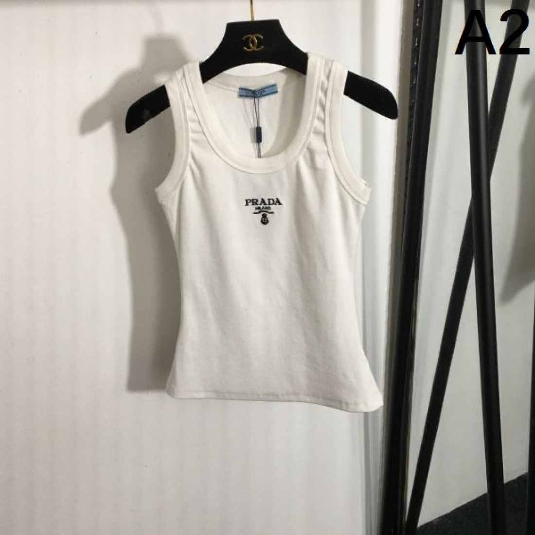 シンプルで軽快な印象の プラダ コピー チョッキ PRADA 大人カジュアル