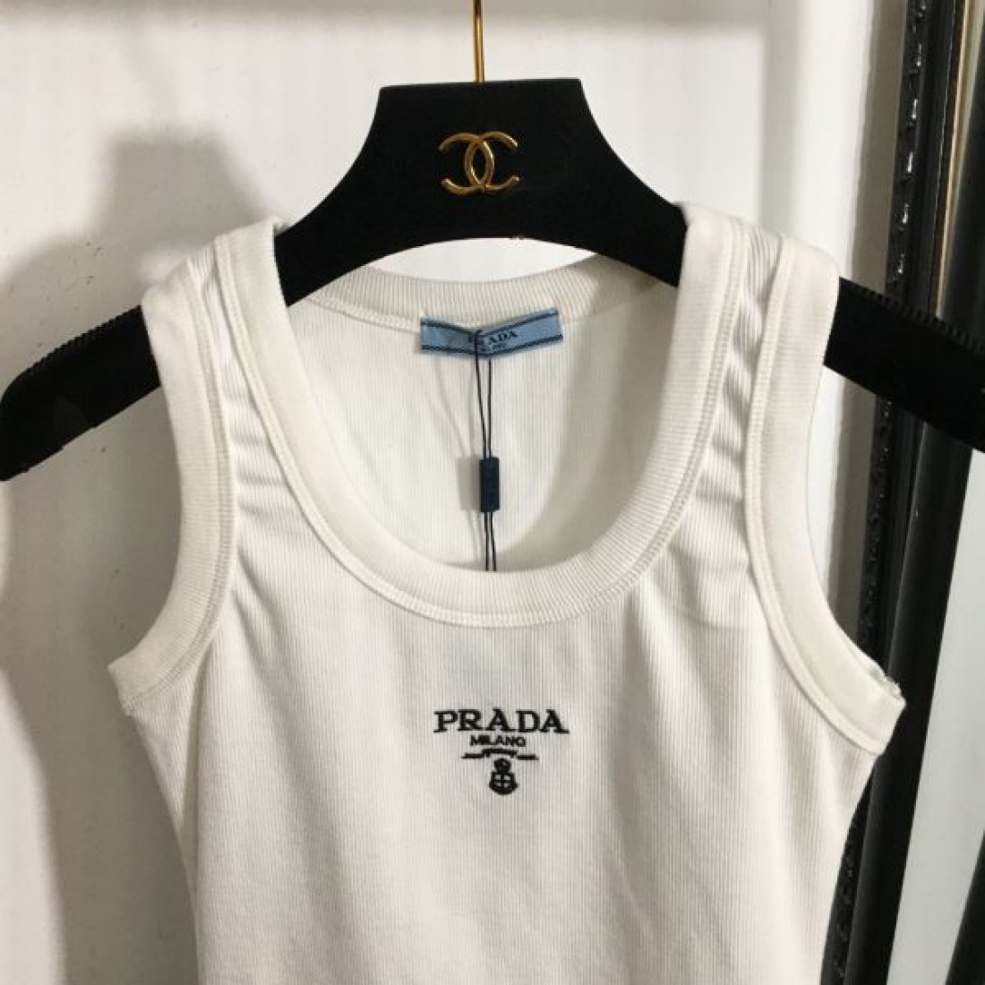 シンプルで軽快な印象の プラダ コピー チョッキ PRADA 大人カジュアル