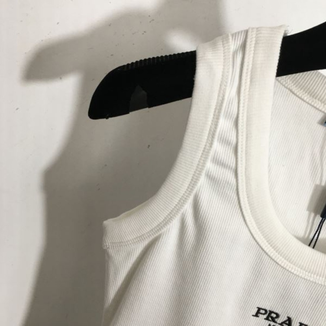 シンプルで軽快な印象の プラダ コピー チョッキ PRADA 大人カジュアル