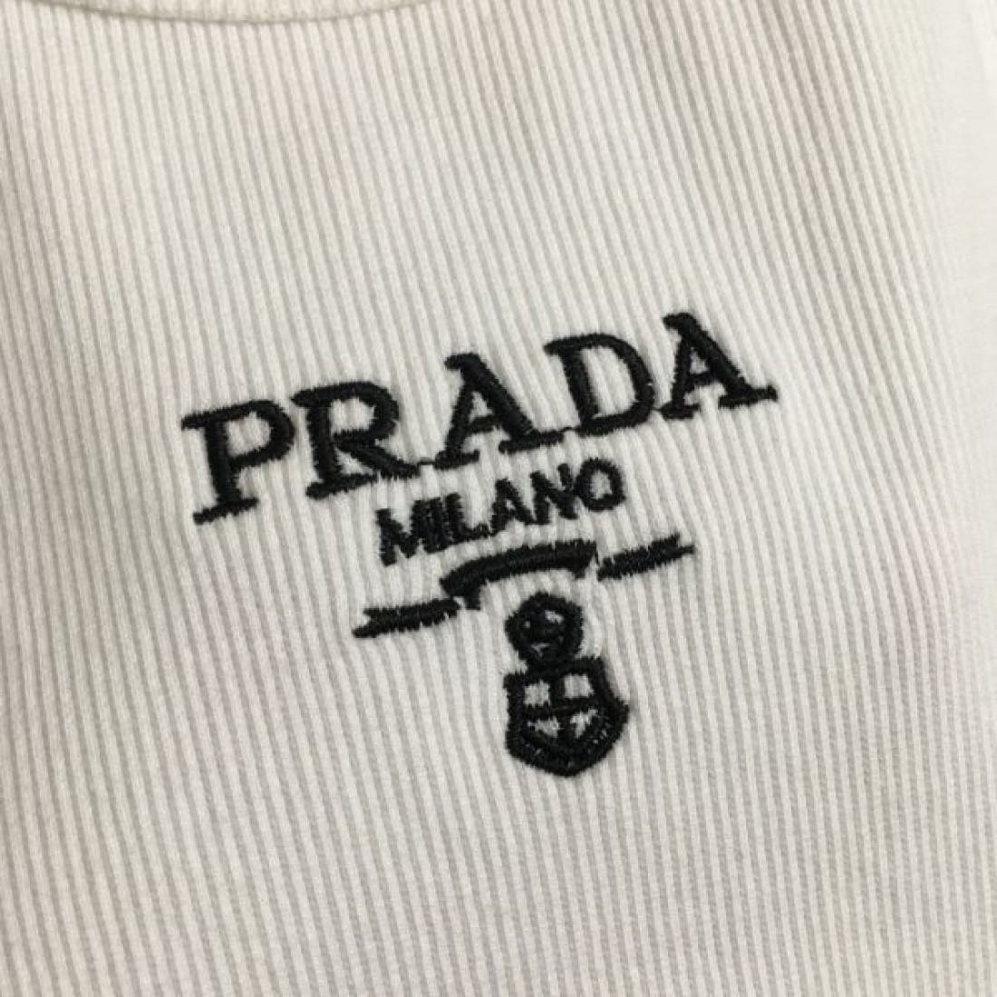 シンプルで軽快な印象の プラダ コピー チョッキ PRADA 大人カジュアル