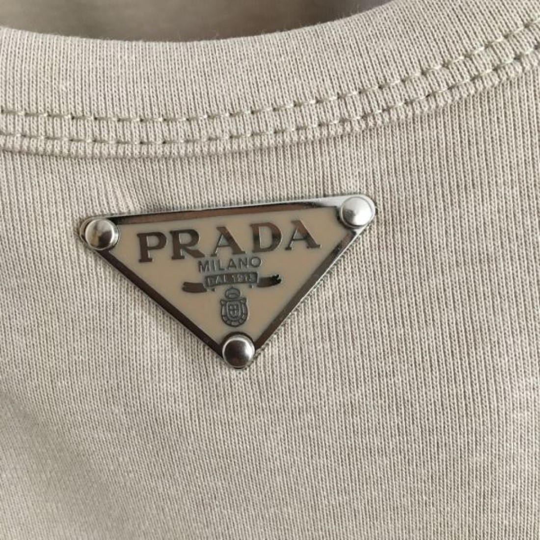 軽やかでコンパクトな PRADA プラダ コピー チョッキ デイリーユース