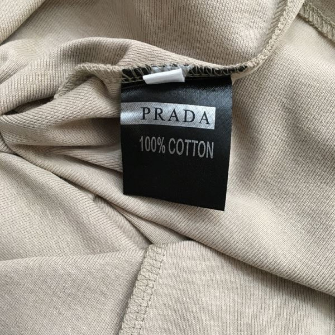 軽やかでコンパクトな PRADA プラダ コピー チョッキ デイリーユース