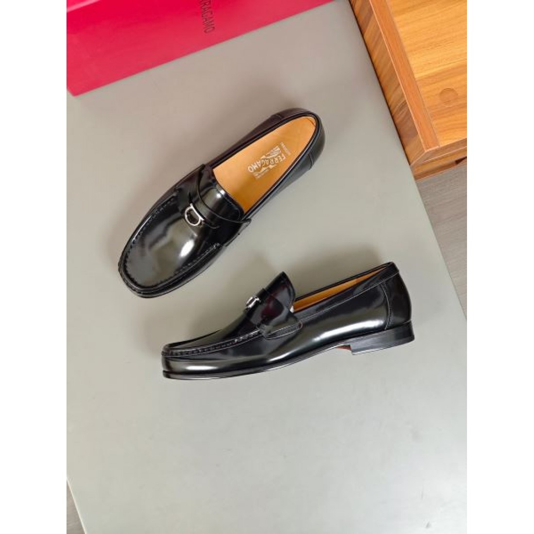 洗練と重厚感を備えた FERRAGAMO サルヴァトーレ コピー ビジネスシューズ