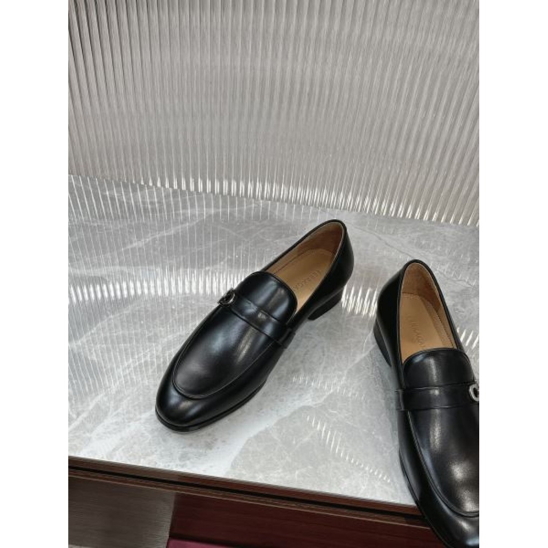 サルヴァトーレ コピー ビジネスシューズ FERRAGAMO 独特な雰囲気と贅沢感