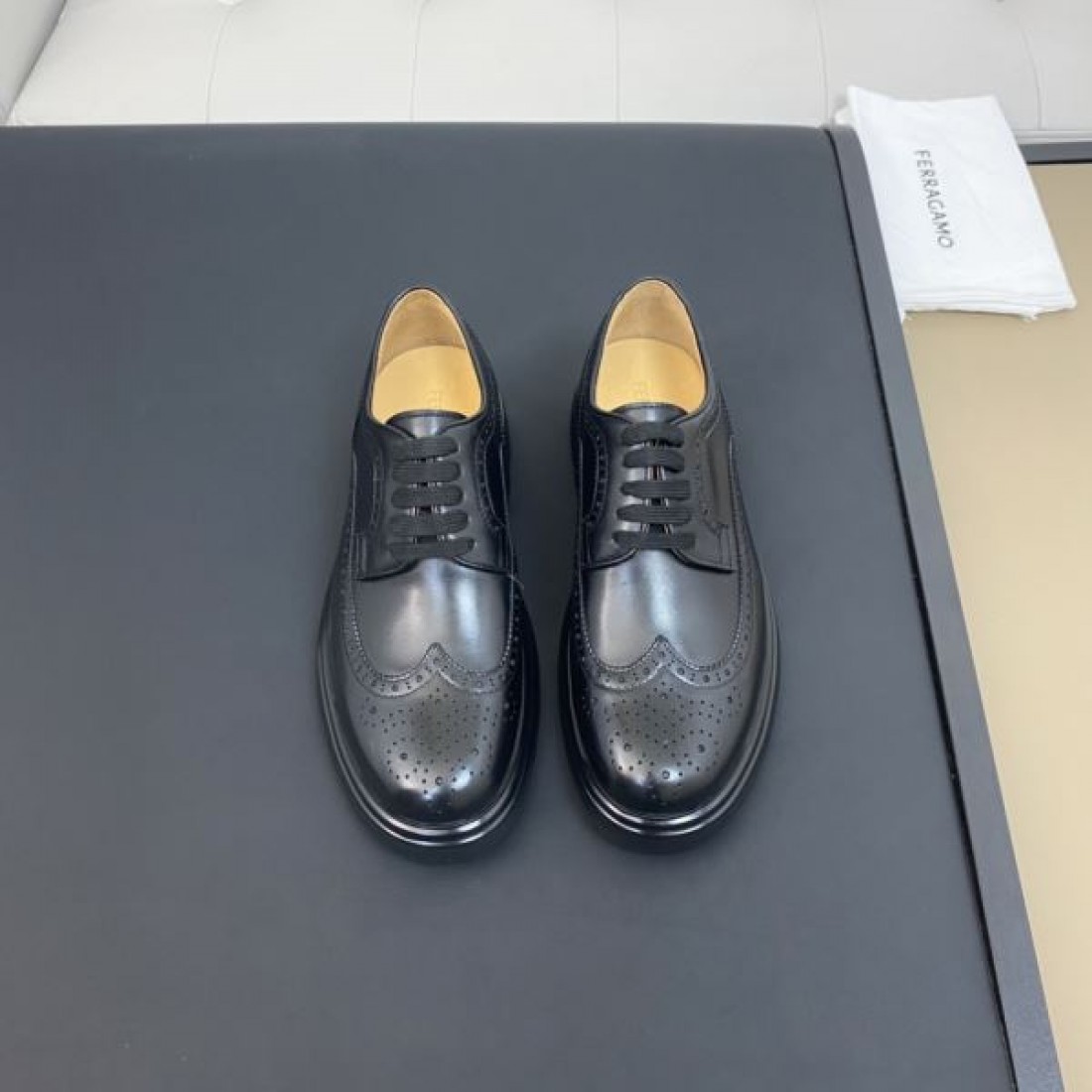 ラグジュアリーで大人の魅力が漂う FERRAGAMO サルヴァトーレ コピー ビジネスシューズ