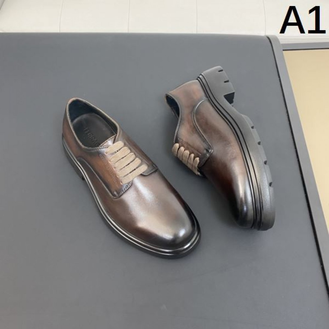 エレガントな印象を与える サルヴァトーレ コピー ビジネスシューズ FERRAGAMOの逸品