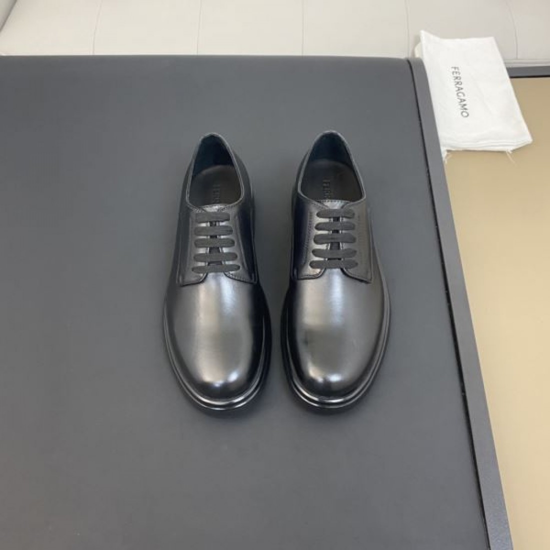 エレガントな印象を与える サルヴァトーレ コピー ビジネスシューズ FERRAGAMOの逸品