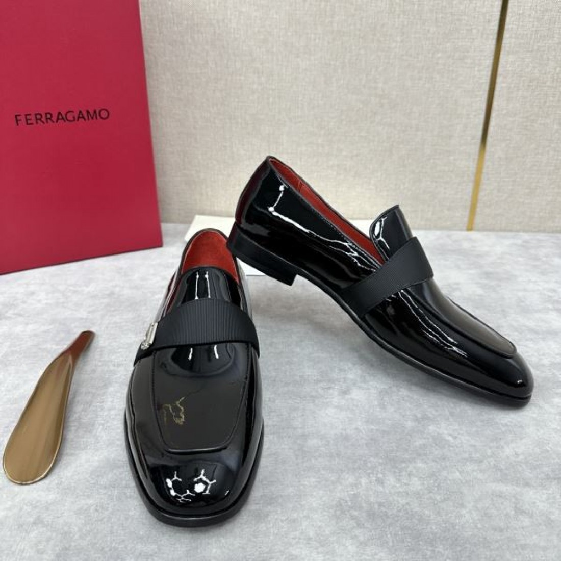 落ち着きある FERRAGAMO サルヴァトーレ フェラガモ コピー ビジネスシューズ で魅力を纏う