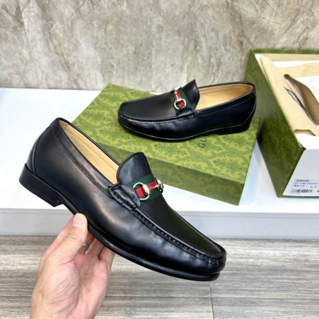 スマートで快適な GUCCI グッチ コピー ビジネスシューズ 洗練された大人の足元に