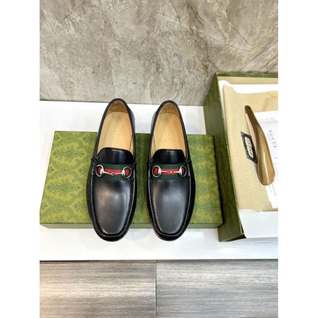 スマートで快適な GUCCI グッチ コピー ビジネスシューズ 洗練された大人の足元に