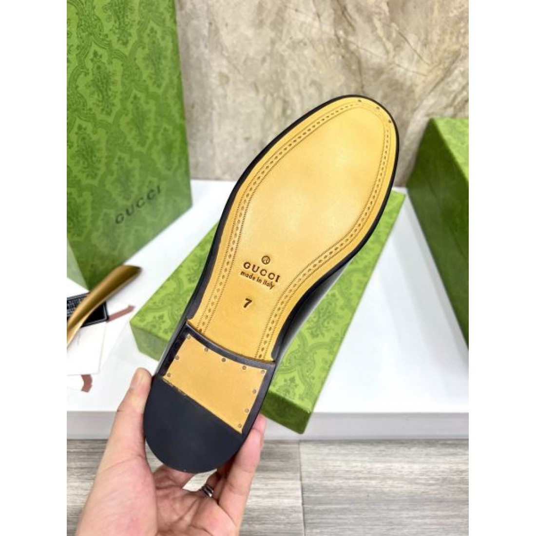  機能性と美しさを両立した GUCCI コピー ビジネスシューズ グッチで知的な印象に