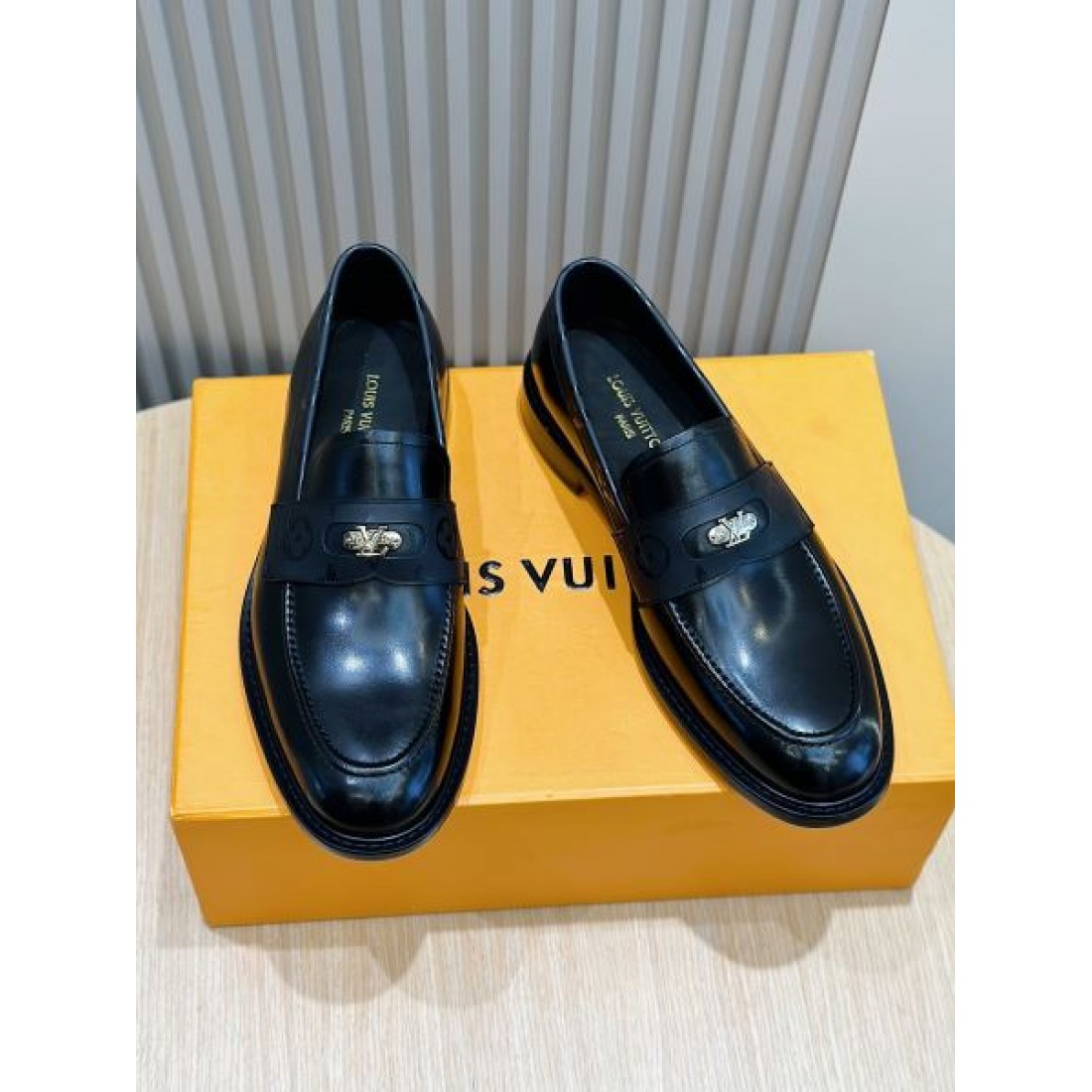 重厚感と精巧さを併せ持つ LOUIS VUITTON ルイヴィトン コピー ビジネスシューズ