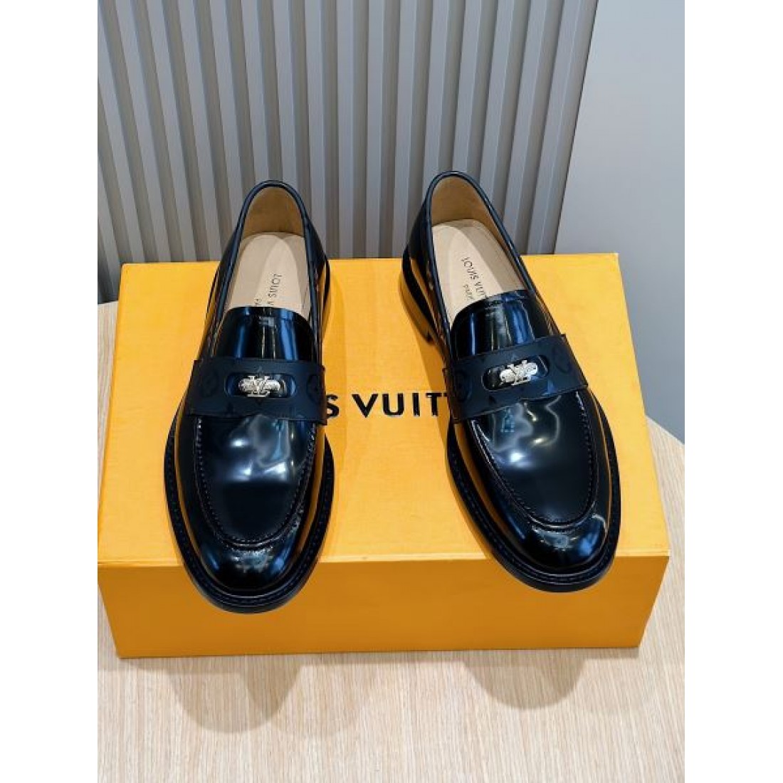 滑らかで高級感のある LOUIS VUITTON ルイヴィトン コピー ビジネスシューズ