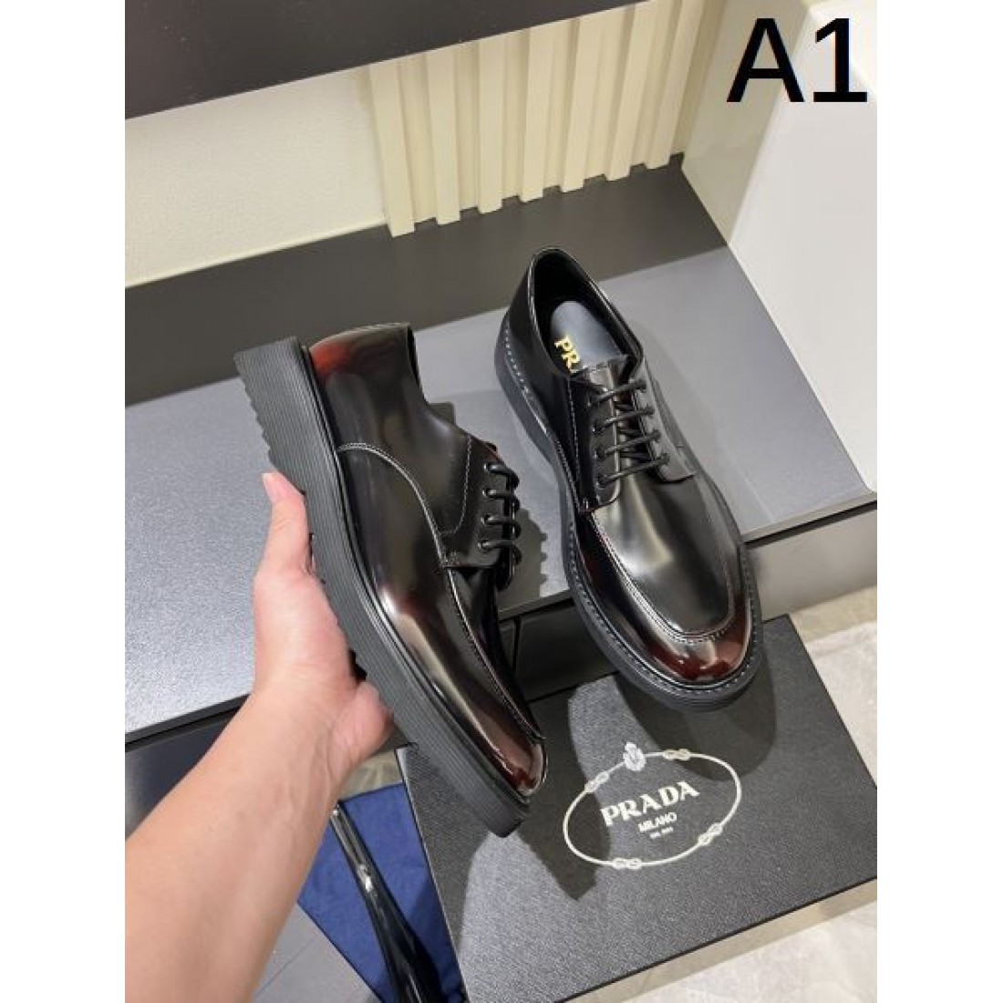 洗練された機能性 PRADA プラダ コピー ビジネスシューズ 現代的で