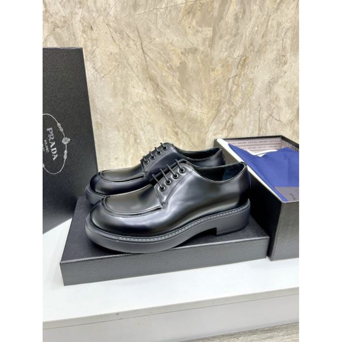 洗練と高機能性が融合した PRADA コピー ビジネスシューズ プラダの上質な佇まい