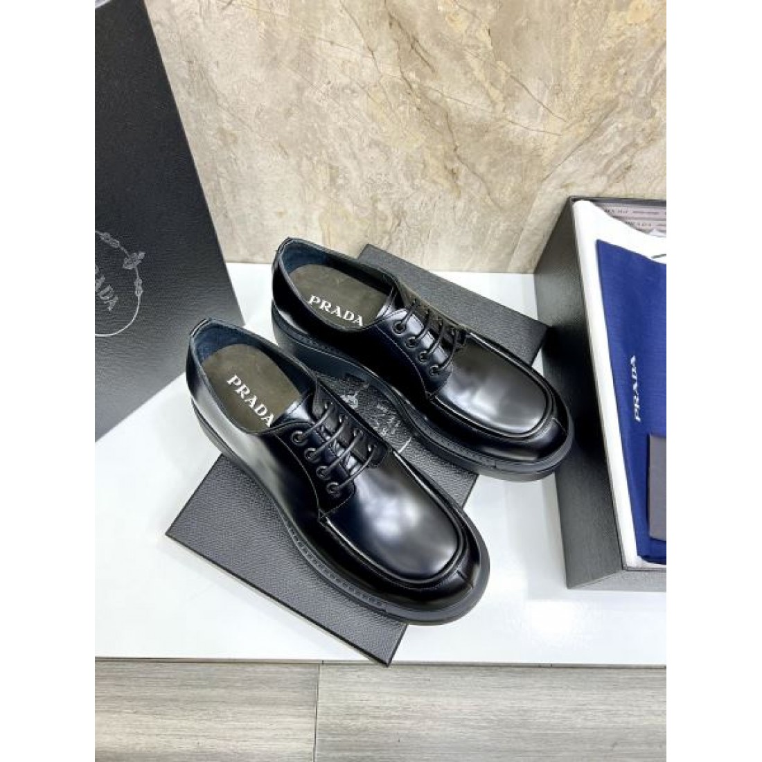 洗練と高機能性が融合した PRADA コピー ビジネスシューズ プラダの上質な佇まい