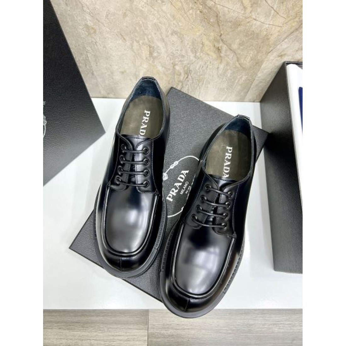 洗練と高機能性が融合した PRADA コピー ビジネスシューズ プラダの上質な佇まい