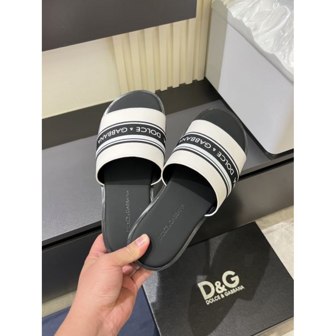  注目度抜群のDOLCE＆GABBANA ドルチェ＆ガッバーナ コピー サンダル 大人っぽい