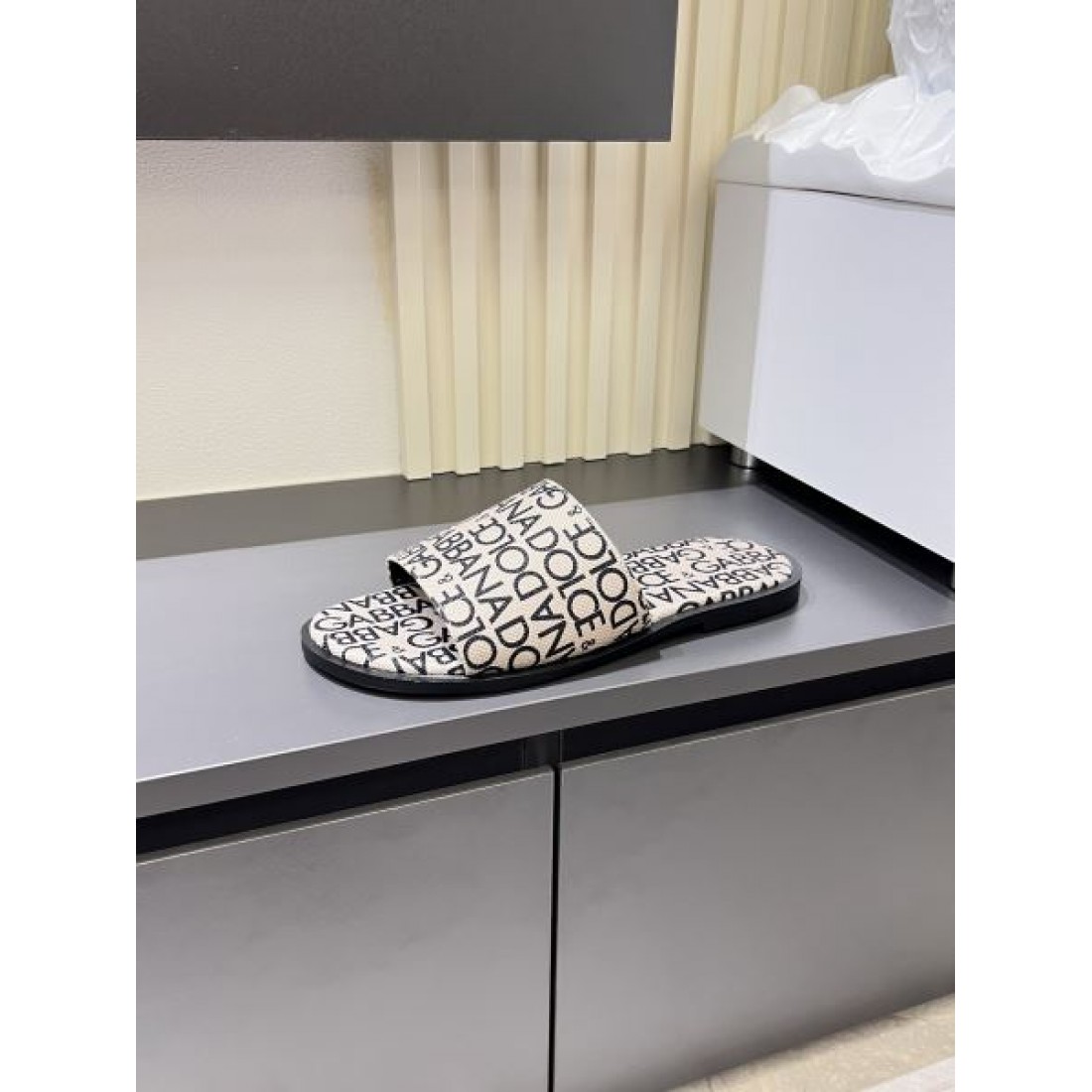  DOLCE＆GABBANA ドルチェ＆ガッバーナ コピー サンダルトレンド感あふれる